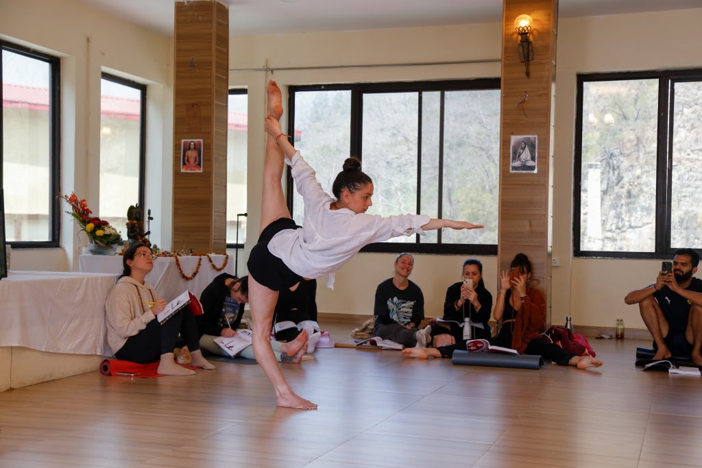 Formation de yoga par Talia Sutra avec son école Love and all is coming (LAAIC) pour RYT300 en Inde